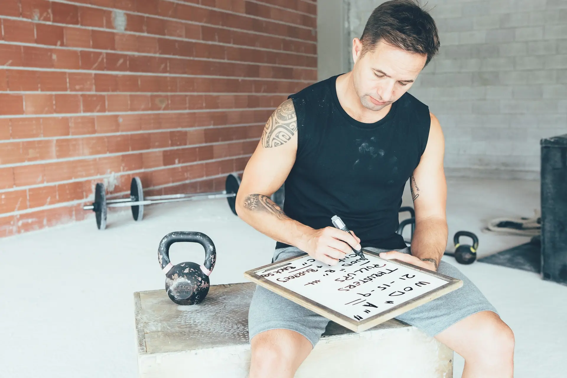 Personal trainer stelt een trainingsschema op